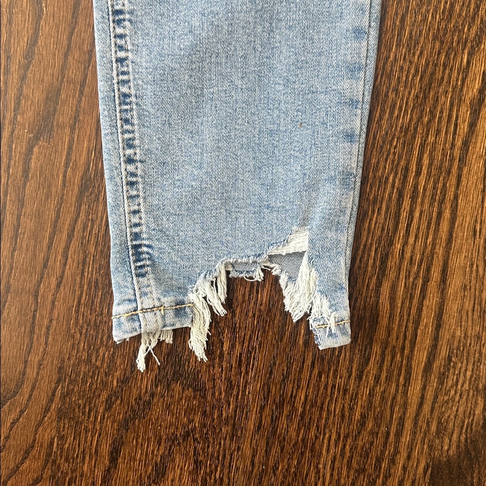 NWOT Topshop Light Blue Cropped Jeans with Frayed Hem - Picture 4 of 7